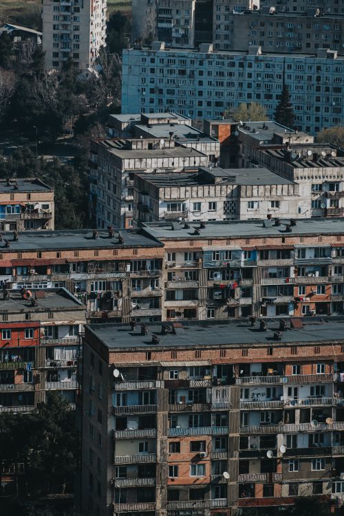Rzeczywisty widok kilku bloków i przestrzeni między nimi z góry — Ejov Igor, Pexels